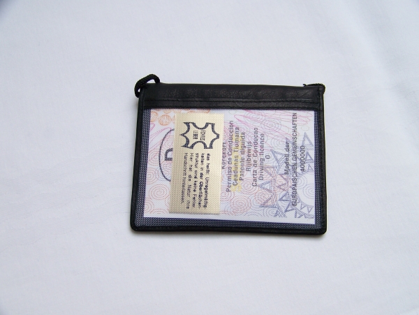 Für Gross und Klein, die Reise oder nur fürs Fahren mit den Öffis | Brustbeutel klein aus Leder | schwarz