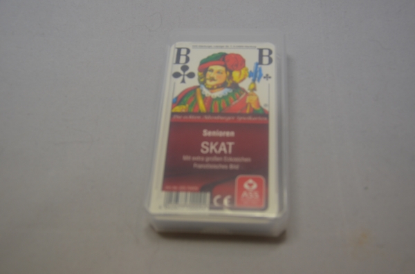 Senioren-Skatkartenspiel mit Prägung | Rückseite dunkelblaue Ornamentverzierungen