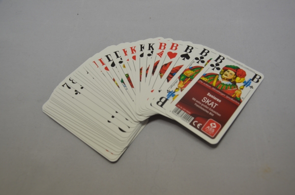 Senioren-Skatkartenspiel mit Prägung | Rückseite dunkelblaue Ornamentverzierungen